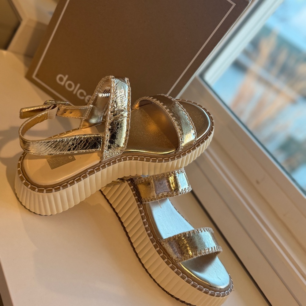 Dolce Vita Metallic Crinkle Gold / Buckle Strap Sandals - size 8 / brand new - Picture 2 of 6